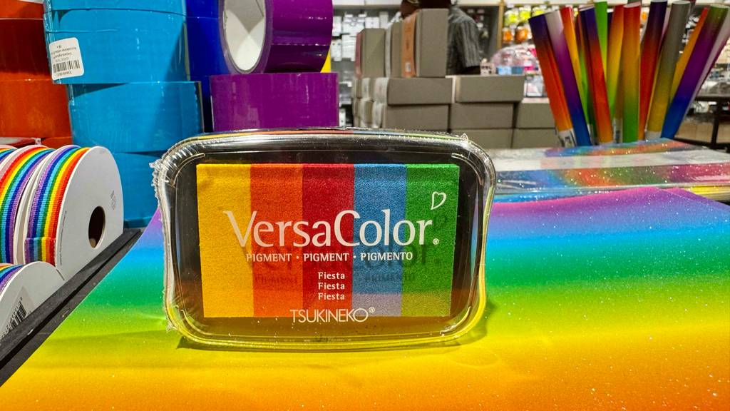 Das Stempelkissen im Test inklusive fünf unterschiedlicher Farben steht in einem Verkaufsbereich mit farbigen Kleberollen und Stiften.