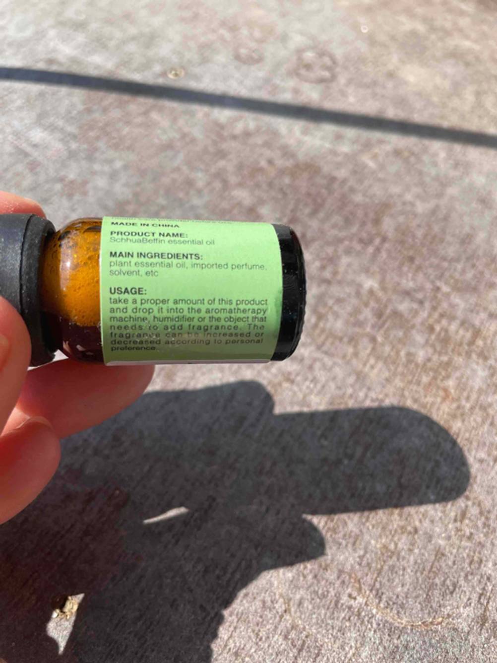 Ätherische Öle getestet: Nahaufnahme der Inhaltsstoffe eines Fläschchens.