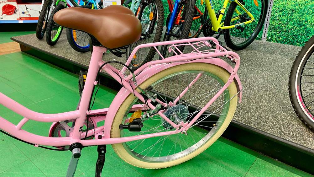 Im Test: Nahaufnahme des Sattels und des Hinterrades eines Kinderfahrrad 24 Zoll im Hintergrund andere Räder.