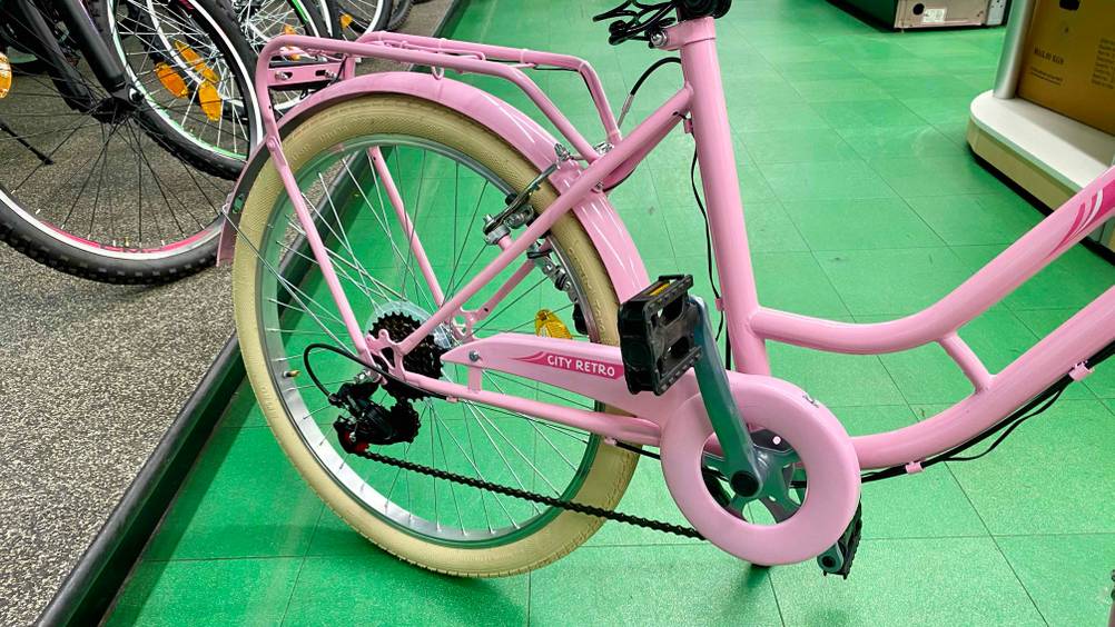 Kinderfahrrad 24 Zoll-Test: Detailaufnahme des Hinterrades und der Pedale.