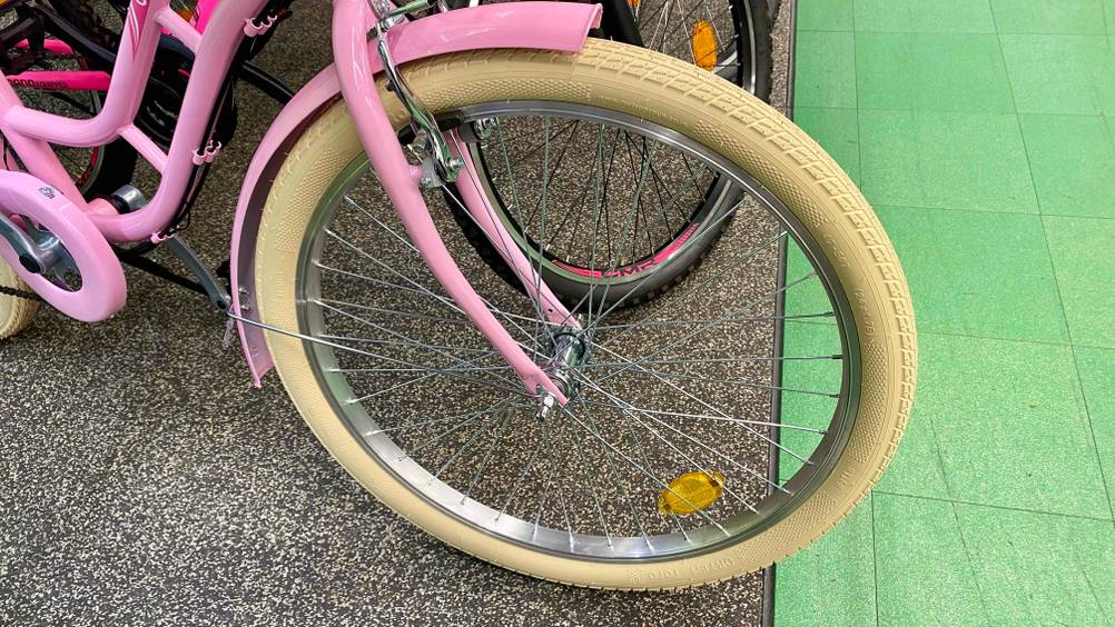 Kinderfahrrad 24 Zoll getestet: Nahaufnahme des Vorderrades.