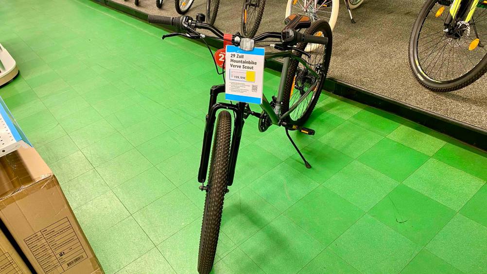 Im Test: Ein Mountainbike (29 Zoll) von vorne mit einem Preislabel am Lenker.