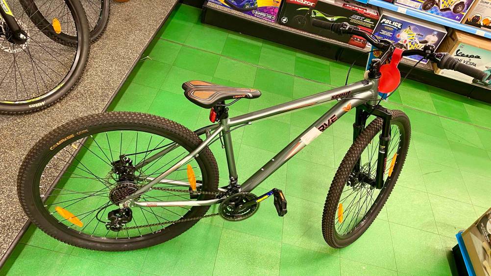 Ein Mountainbike (29 Zoll) im Test auf einer grünen Oberfläche in einer Verkaufsausstellung stehend.