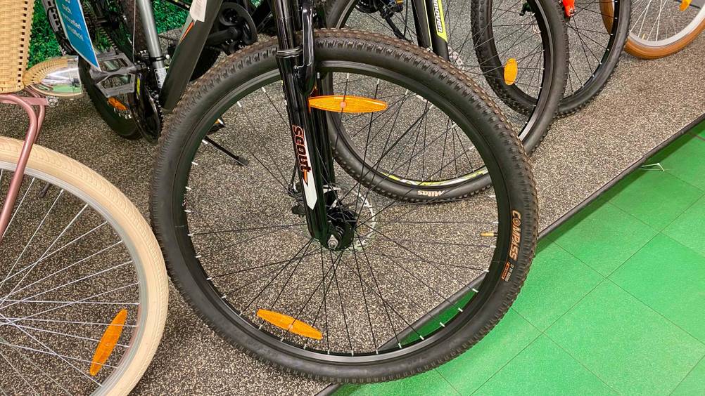 Nahaufnahme des Vorderrades eines getesteten Mountainbike (29 Zoll) auf einem grauen Sockel.