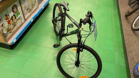 Mountainbike getestet: Neben dem Mountainbike befinden sich weitere Produkte.