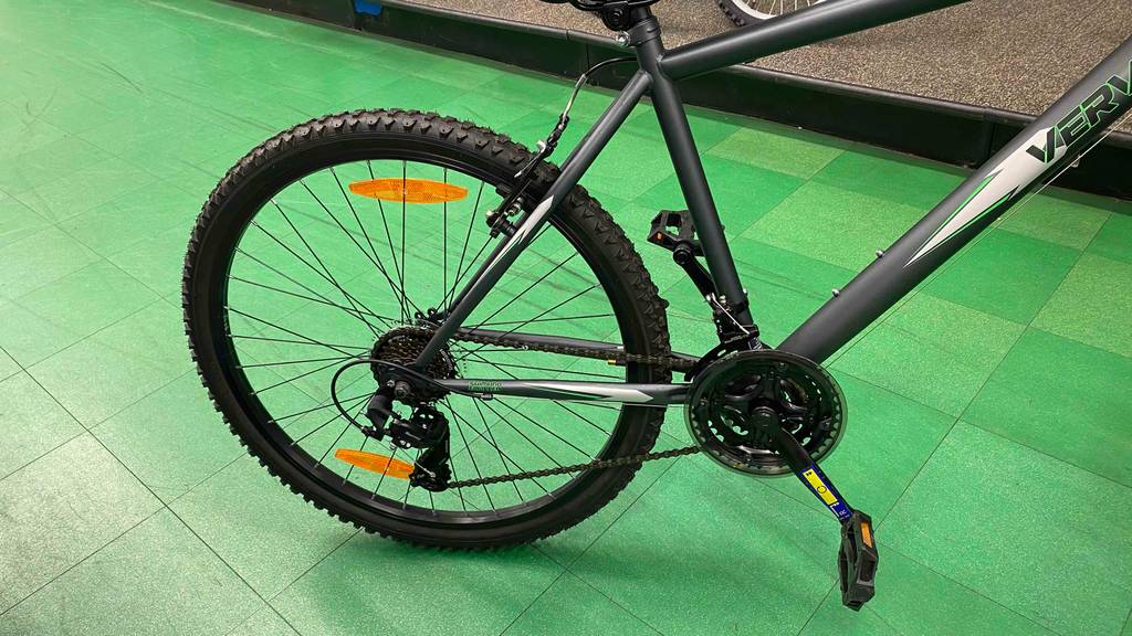Mountainbike im Test: Bike steht auf grünem Untergrund.
