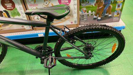 Getestetes Mountainbike steht auf dem Boden.