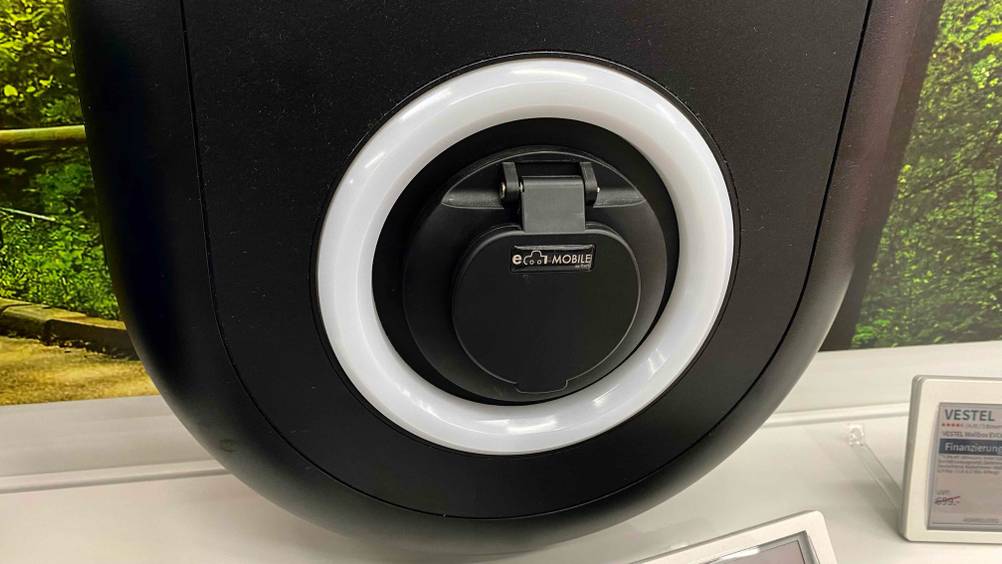 Im Test: Nahaufnahme des Stromstecker-Anschlusses einer Wallbox 11kW.