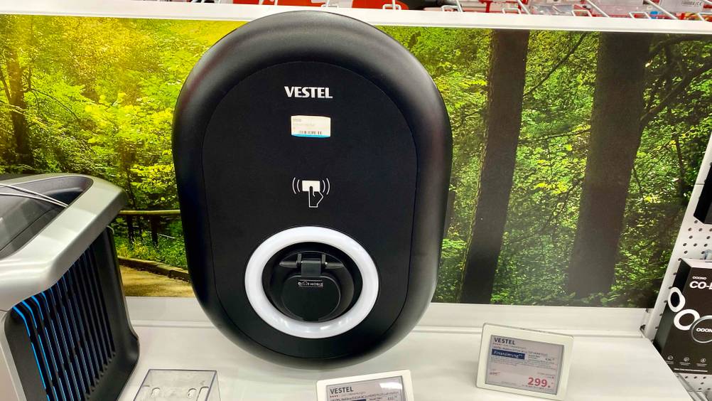 Eine getestete Wallbox 11kW von vorne in einer Austellungsfläche.