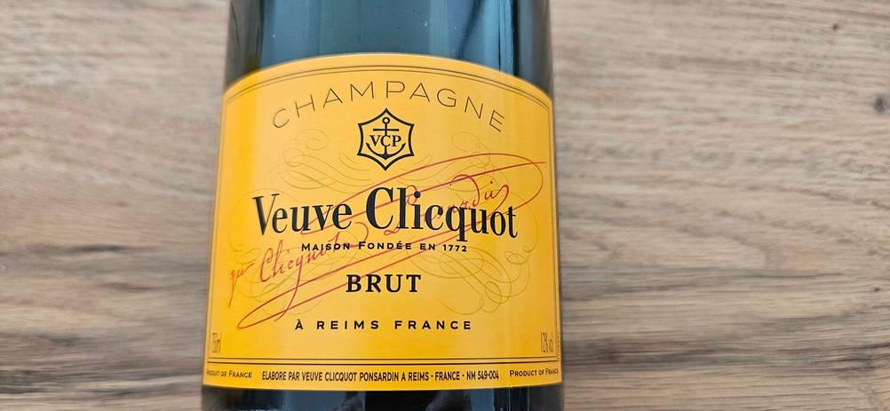 Champagner-Test: Nahaufnahme des Labels auf der Vorderseite mit Logo.