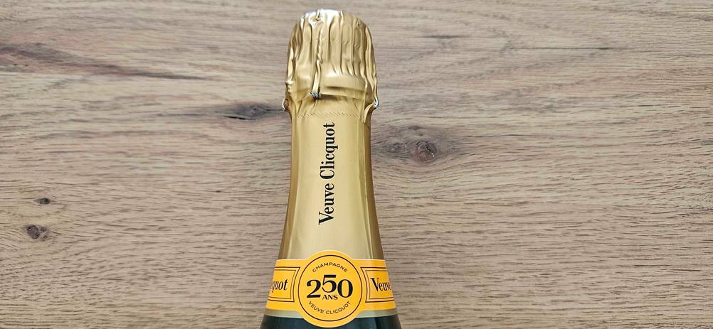 Detailaufnahme des Flaschenverschlusses eines Champagners im Test.