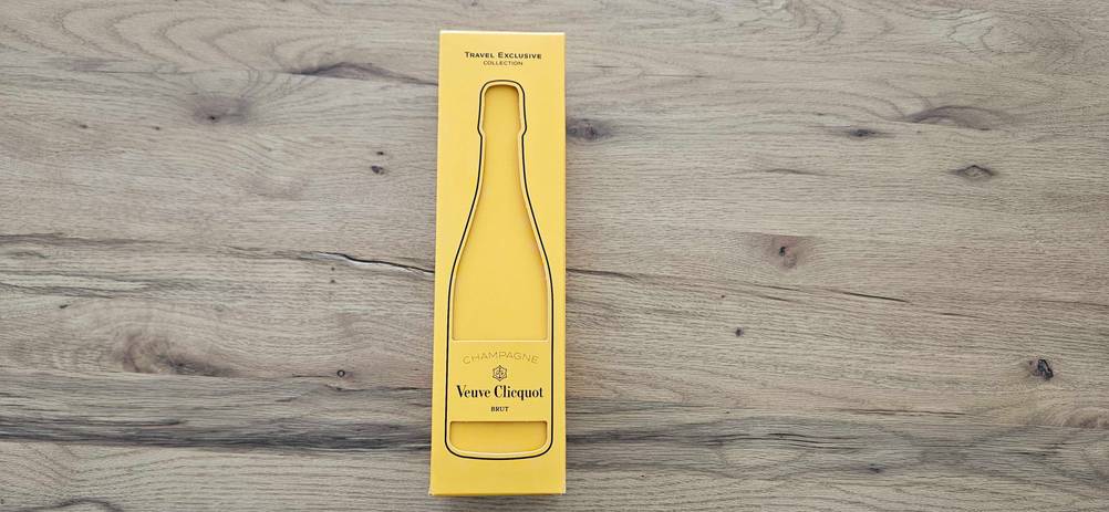 Getestet: Die Vorderseite einer originalverpackten Flasche Champagner.