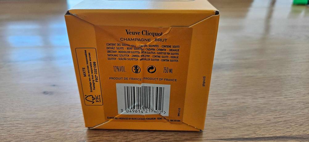Im Test: Der Boden der Verpackung einer Flasche Veuve Clicquot Champagne.