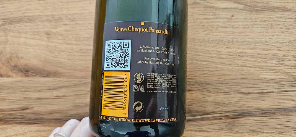 Champagner getestet: Nahaufnahme des Etikettes auf der Rückseite einer Flasche Veuve Clicquot.