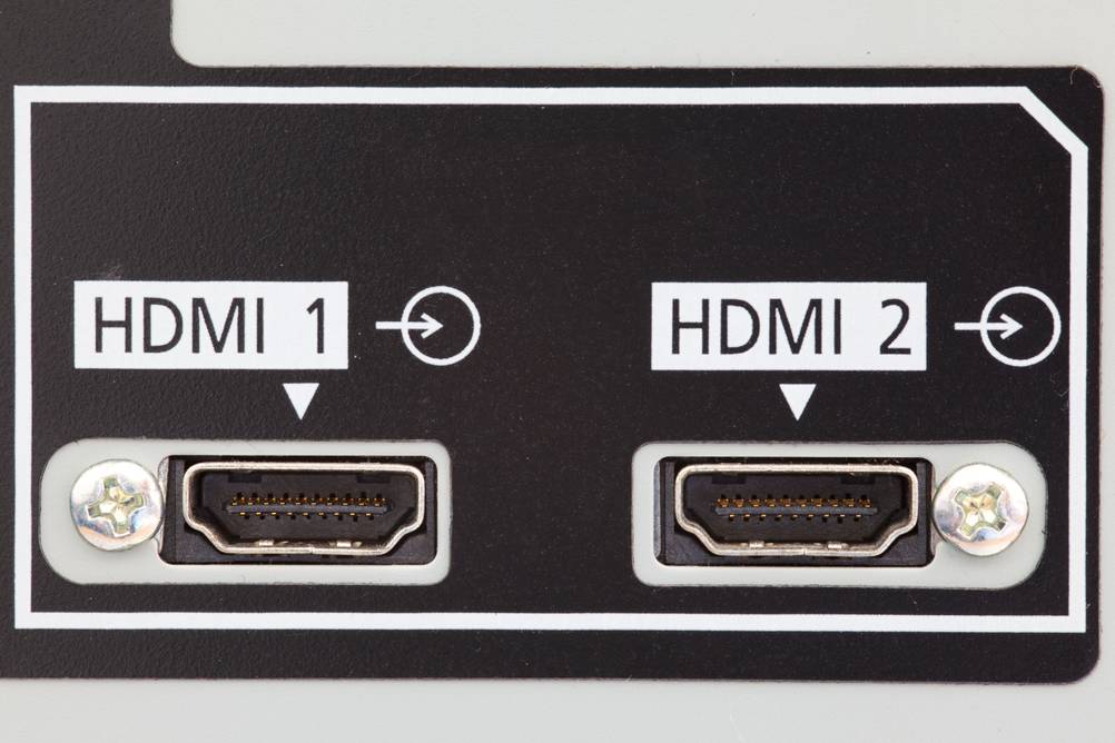 VGA-HDMI-Adapter im Test: Zwei HDMI-Anschlüsse als Nahaufnahme überwiegend Schwarz-Weiß.