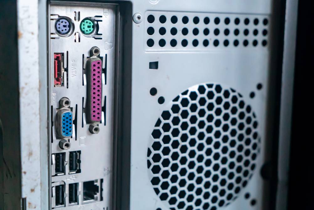 VGA-HDMI-Adapter im Test: Ein PC mit verschiedenen Ports, darunter HDMI und VGA.