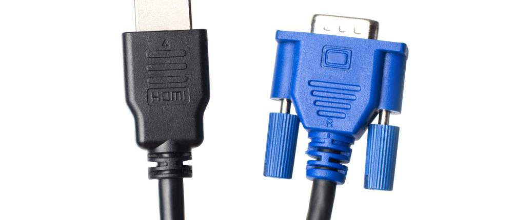 getesteter VGA-HDMI-Adapter vor weißem Hintergrund