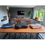 Drei Vibrationsplatten stehen nebeneinander auf einem Tisch.