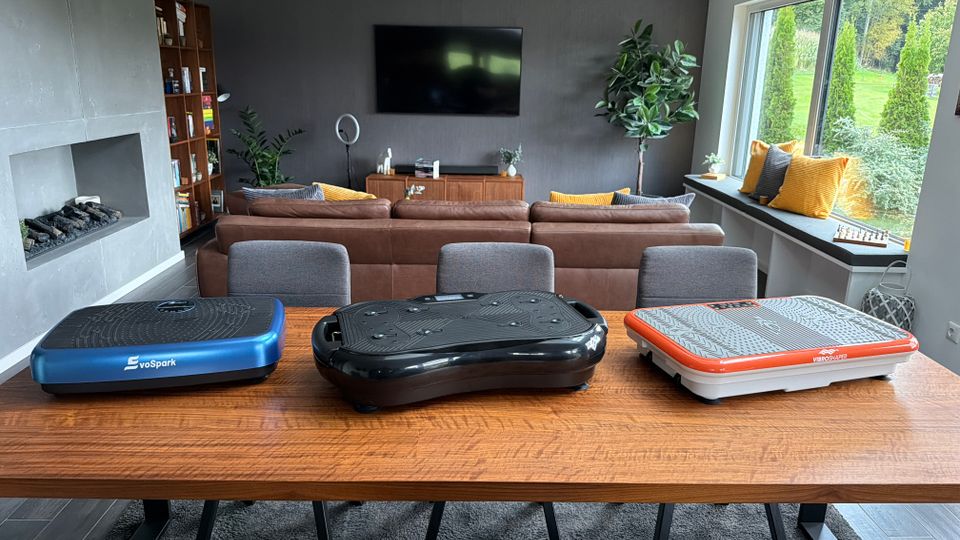 Drei Vibrationsplatten stehen nebeneinander auf einem Tisch.