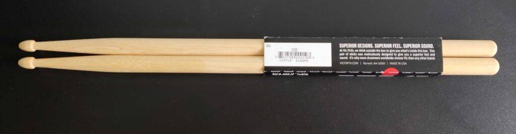 Im Test: Ein paar Drumsticks liegen innerhalb der Verpackung auf einer schwarzen Oberfläche.