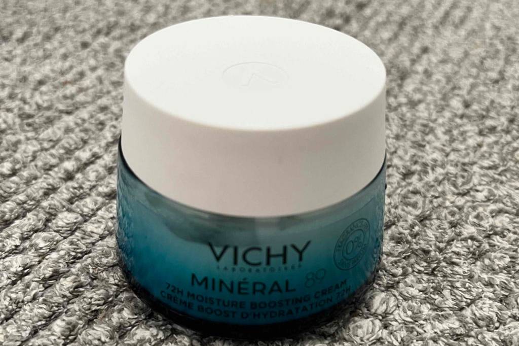 Im Test: Tiegel Feuchtigkeitscreme von Vichy auf dunklem Tuch.