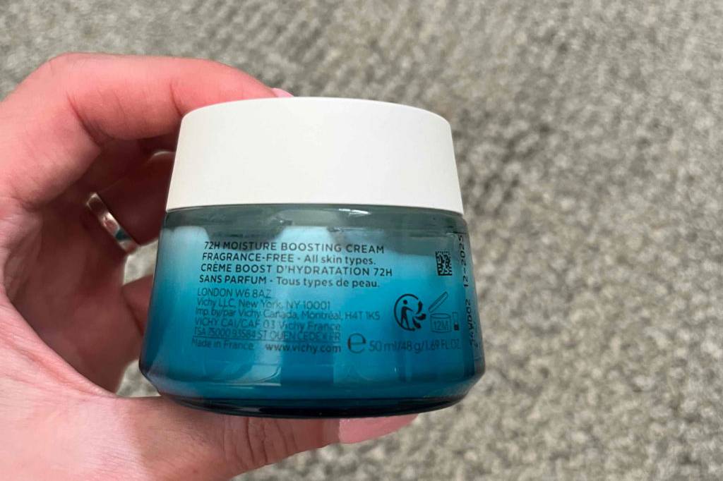 Im Test: Hand hält Tiegel Feuchtigkeitscreme von Vichy und zeigt Rückseite.