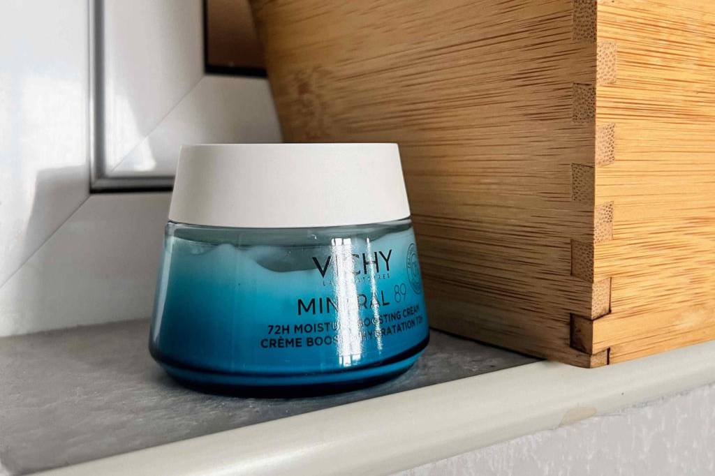 Im Test: Tiegel Feuchtigkeitscreme von Vichy in einem Regal.