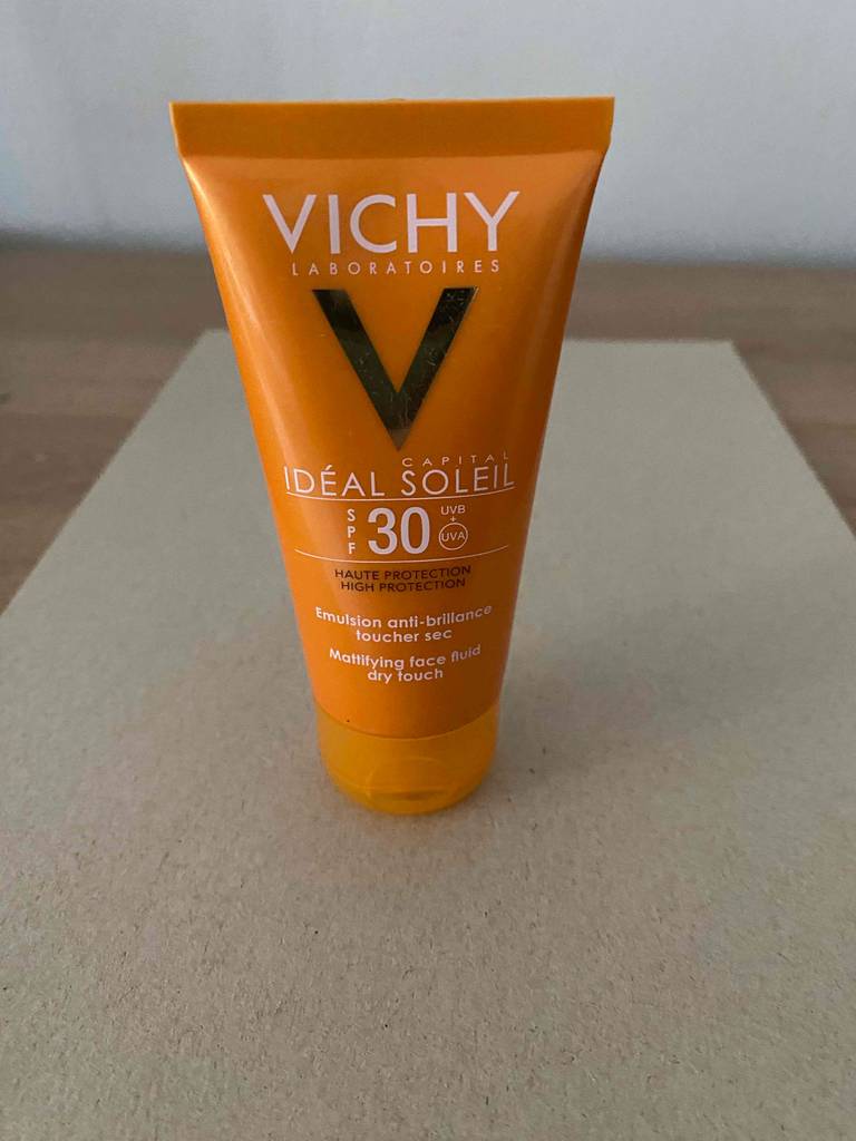 Getestet: Die Tagescreme mit LSF 30 der Marke Vichy in einer orangefarbenen Tube steht auf einer grauen Oberfläche.