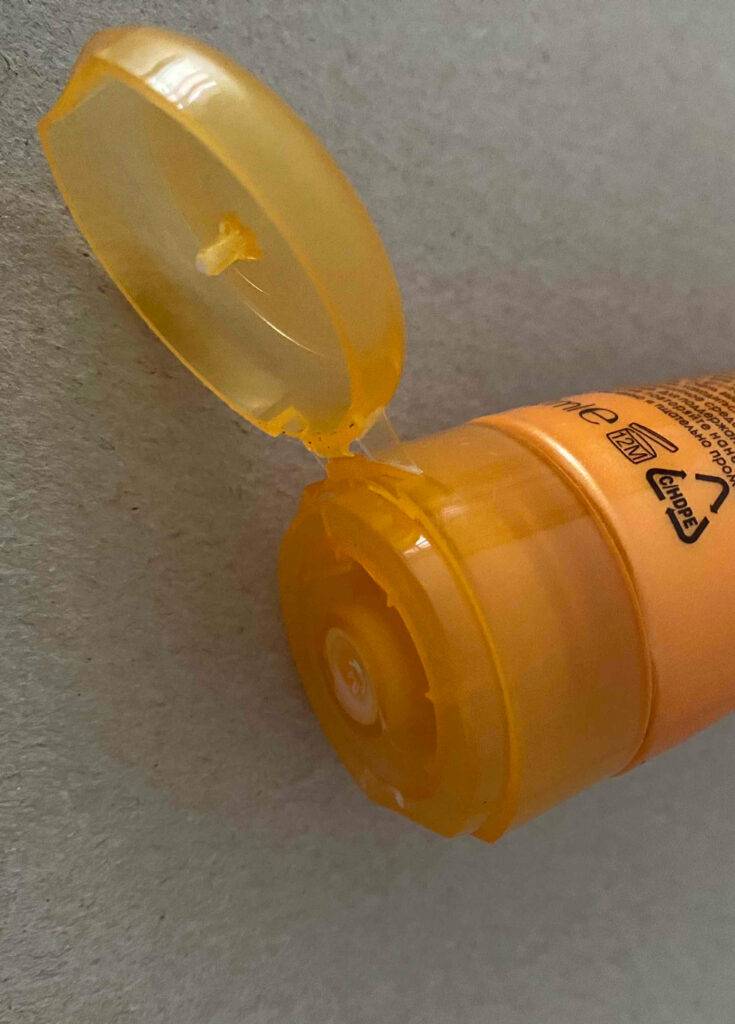 Ansicht einer geöffneten orangefarbenen Tube der Tagescreme mit LSF 30 im Test.