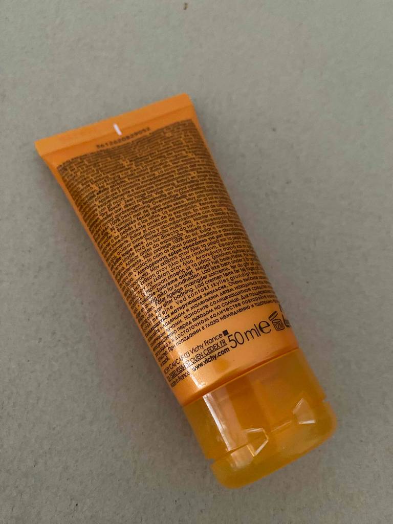 Ansicht der Produktbeschreibung auf einer orangefarbenen Tube der getesteten Tagescreme mit LSF 30.