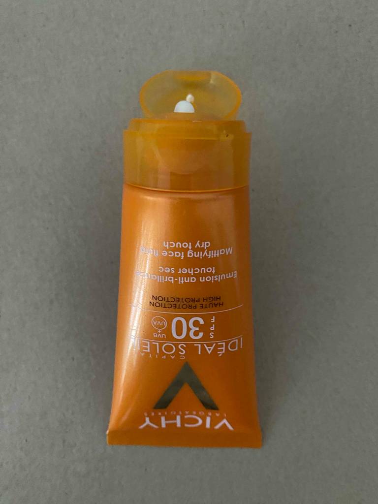 Im Test: Die Tagescreme mit LSF 30 der Marke Vichy ist am Ausgang der orangefarbenen Tube zu erkennen.