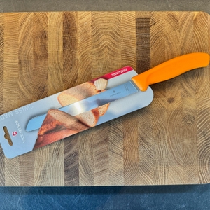 Victorinox-Brotmesser verpackt auf einem Holzbrett