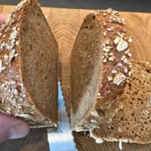 Mit dem Victorinox-Brotmesser aufgeschnittenes, dunkles Brot