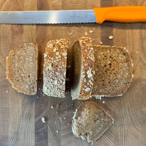 Victorinox-Brotmesser liegt neben geschnittenem Brot