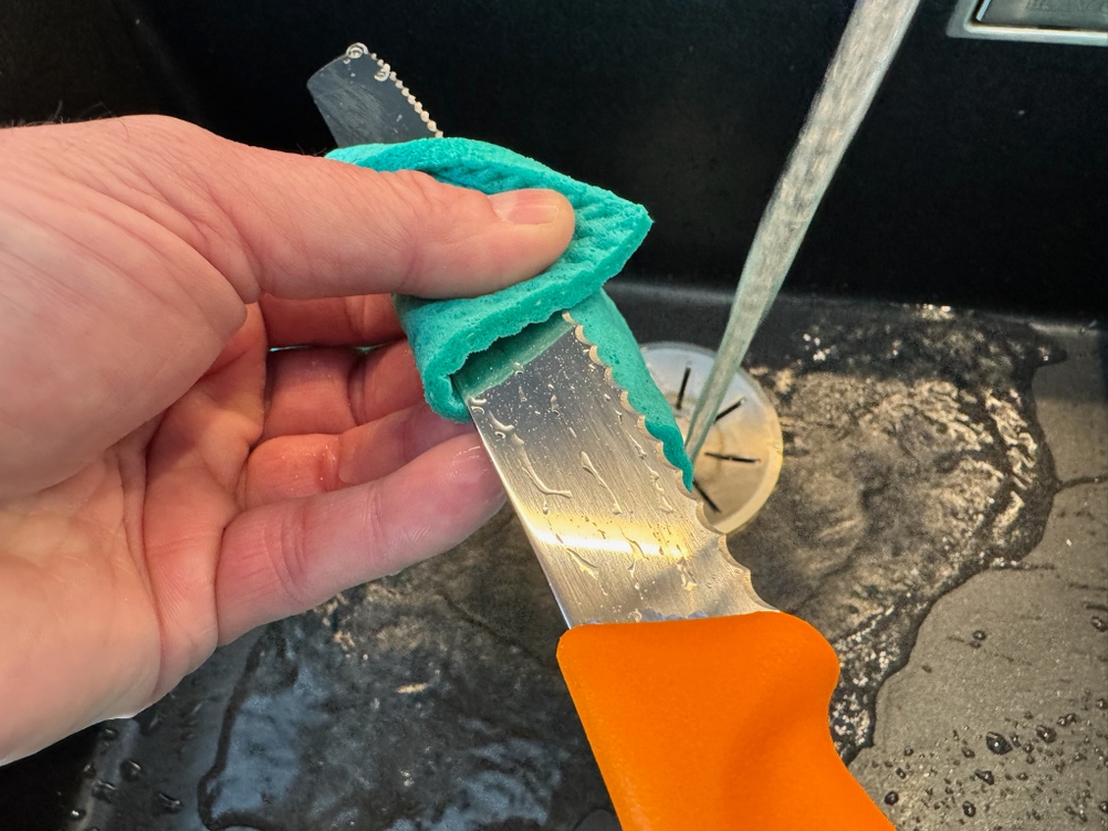 Reinigung des Victorinox-Brotmessers mit Lappen und Wasser