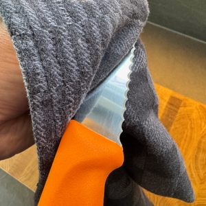 Reinigung des Victorinox-Brotmesser mit einem Handtuch