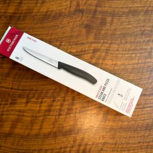 Der Karton der Victorinox-Swiss-Classic-Steakmesser liegt auf einem Tisch