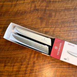 Die Victorinox-Swiss-Classic-Steakmesser liegen in ihrer Verpackung