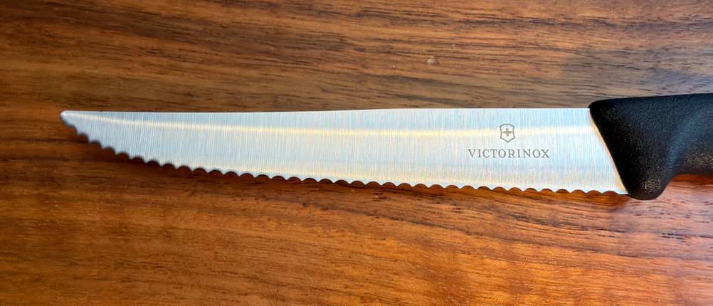Die Klinge vom Victorinox-Swiss-Classic-Steakmesser in Nahaufnahme