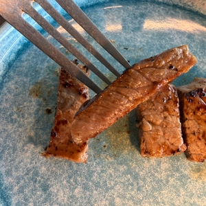 Ein Stück Steak, das mit dem Victorinox-Swiss-Classic-Steakmesser geschnitten wurde