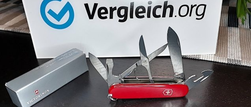 taschenmesser liegt aufgeklappt vor banner mit homepage