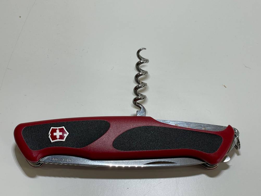 Taschenmesser mit ausgeklapptem Korkenzieher