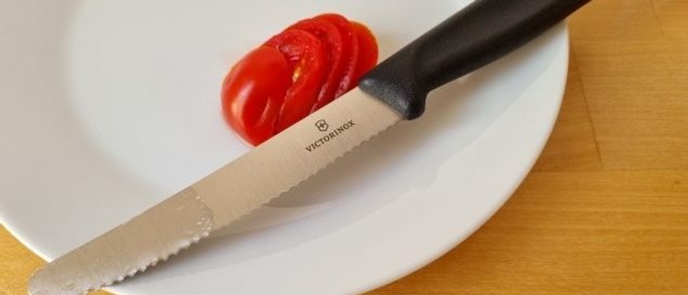 Küchenmesser-Test: Messer mit geschnittener Tomate.