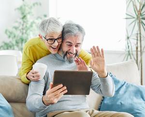 Video on Demand im Test: Ein älteres Paar winkt lachend in ein Tablet.