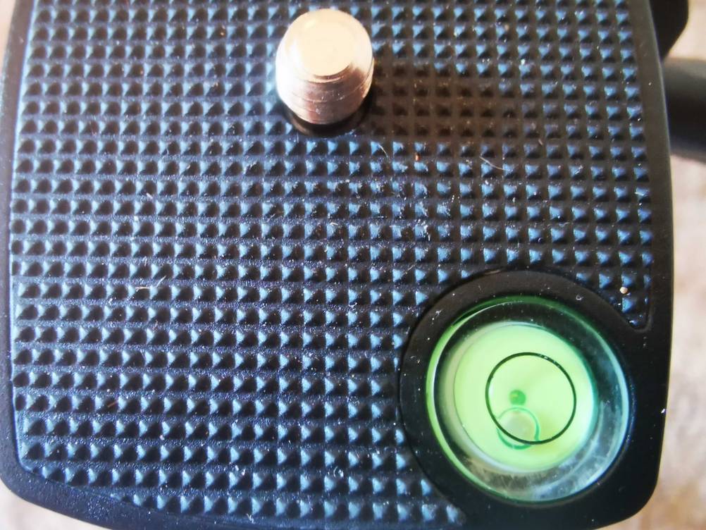 Videostativ getestet: Nahaufnahme der eingebauten Wasserwaage.
