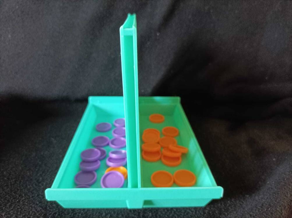 Seitenansicht des Spiels Vier gewinnt im Test mit Spielsteinen.