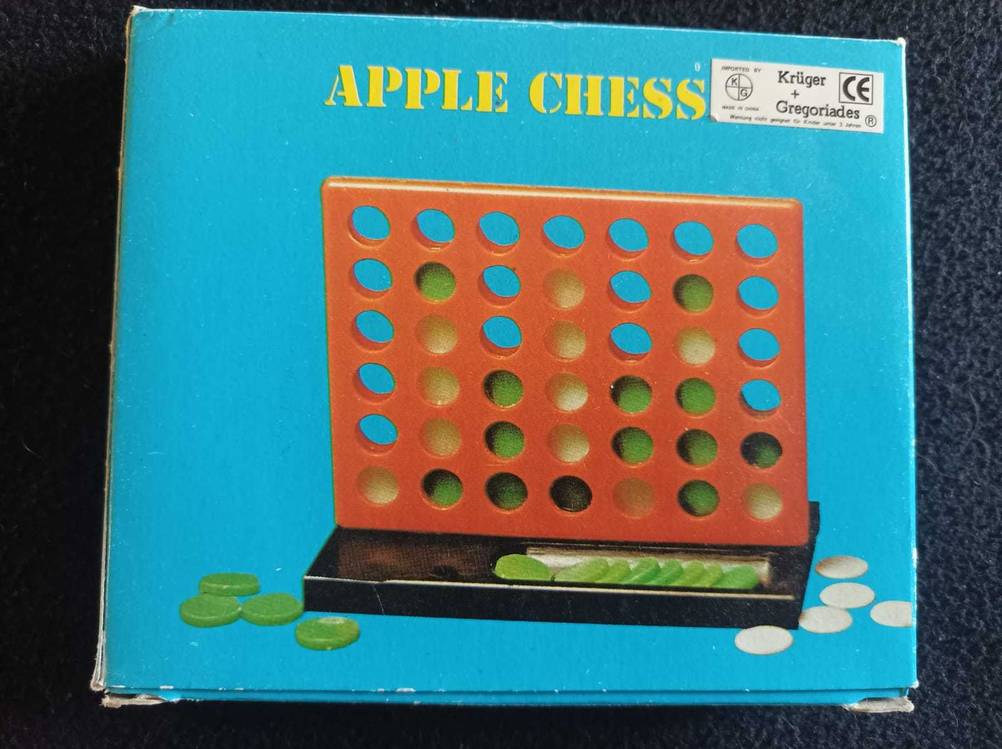 Die Originalverpackung des getesteten Vier gewinnt-Spiels von vorne.