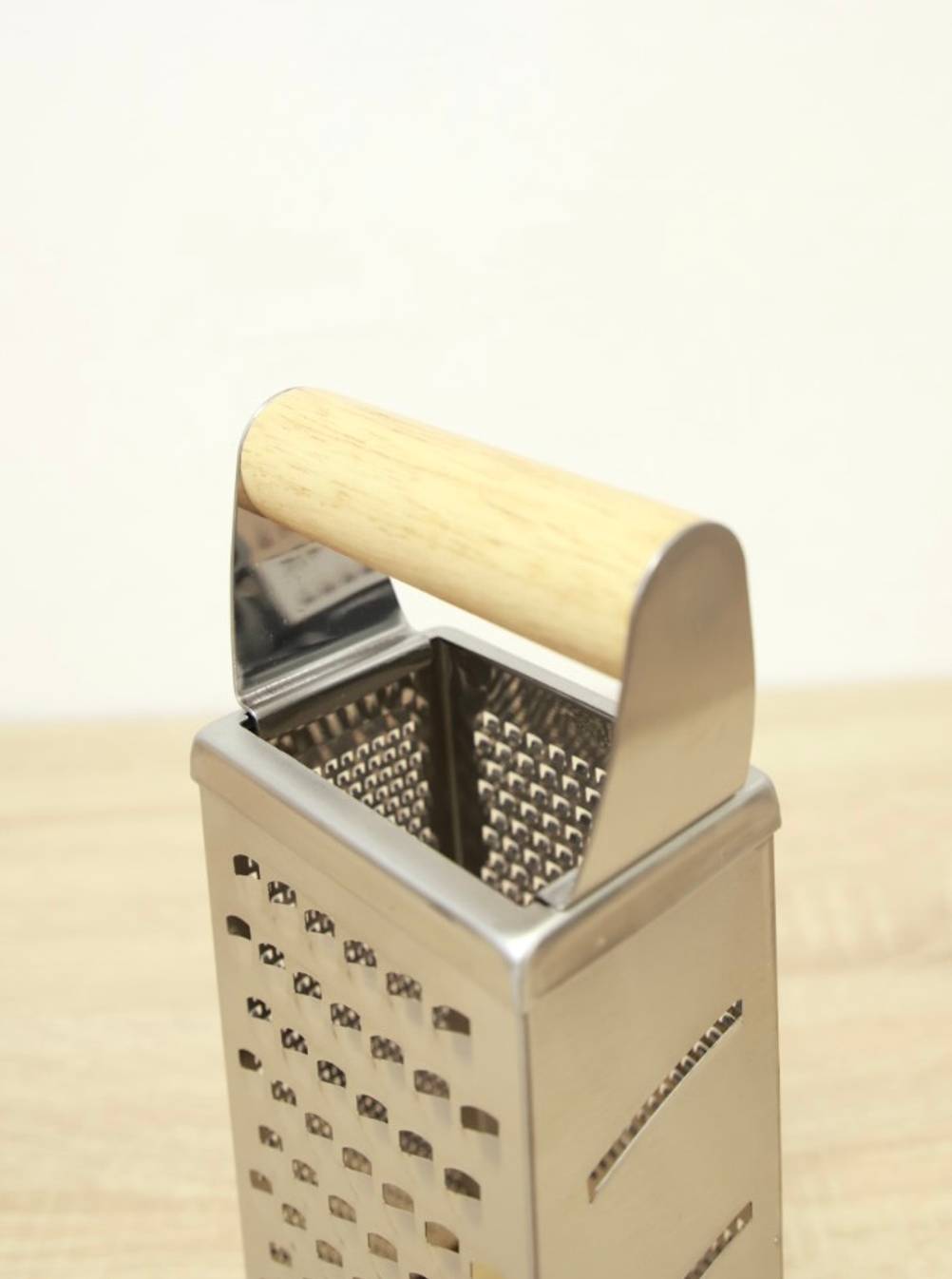 Vierkantreibe im Test: Holz-Griff der Reibe im Fokus.