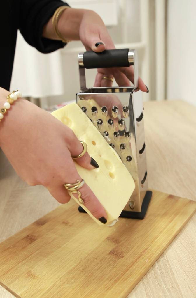 Vierkantreibe im Test: Käse wird an Reibe gerieben.