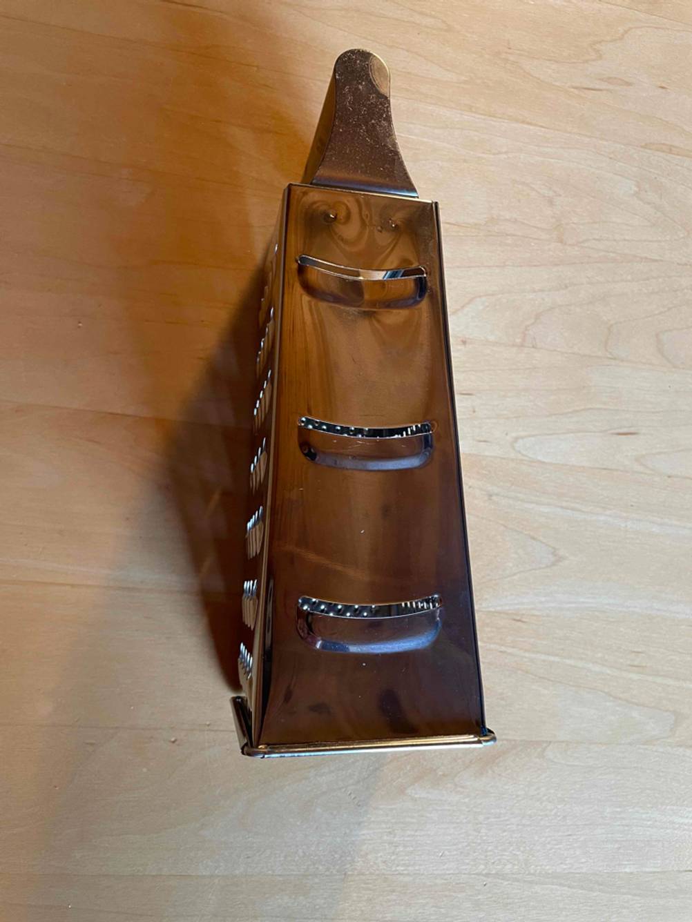 Vierkantreibe getestet: Seitenansicht einer Vierkantreibe auf einem Holzboden.